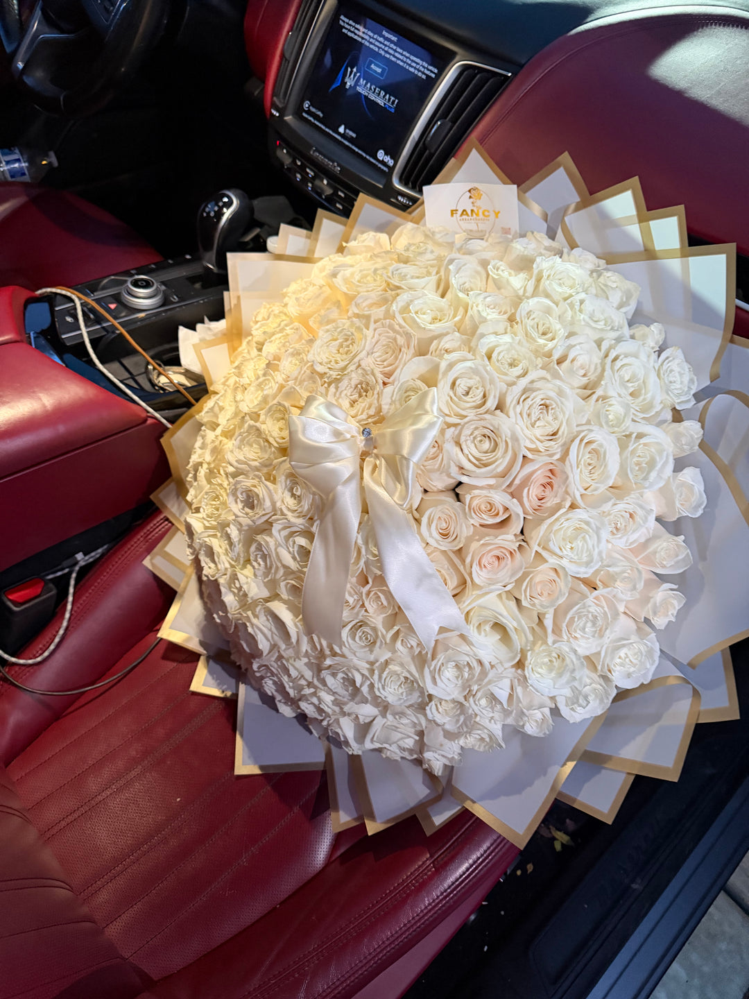 100 White Roses Longstems